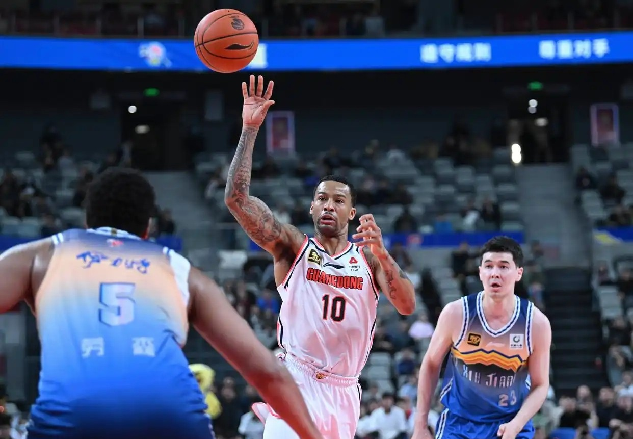 今晨广东宏远备战英超;队长鼓劲细节曝光;管理层满意;阵容厚度经受考验(广东宏远历届冠军阵容) 今晨广东宏远备战英超;队长鼓劲细节曝光;管理层满意;阵容厚度经受考验(广东宏远历届冠军阵容)