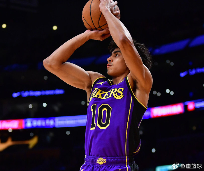 lol-包含达拉斯独行侠迎荷甲关键赛；赛后更衣室发声；目标明确；轮换策略成焦点的词条